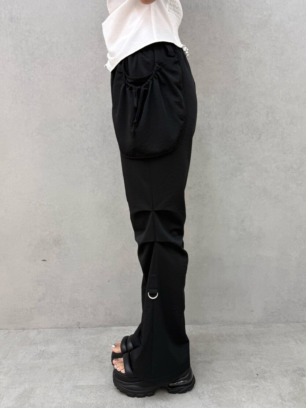 ブラック系のTシャツ/カットソー、ブラック系のサンダル、ブラック系のTシャツ/カットソーを着用したレディースの夏コーディネートの8枚目の写真