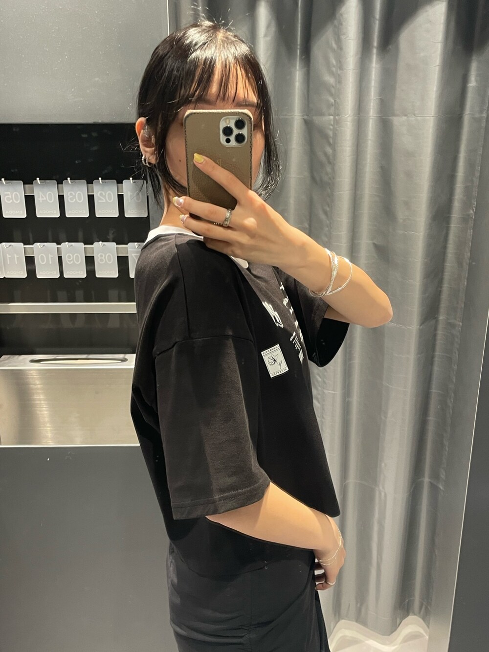 ブラック系のTシャツ/カットソー、ブラック系のハンドバッグ、ブラック系のワンピースを着用したレディースの春コーディネートの5枚目の写真