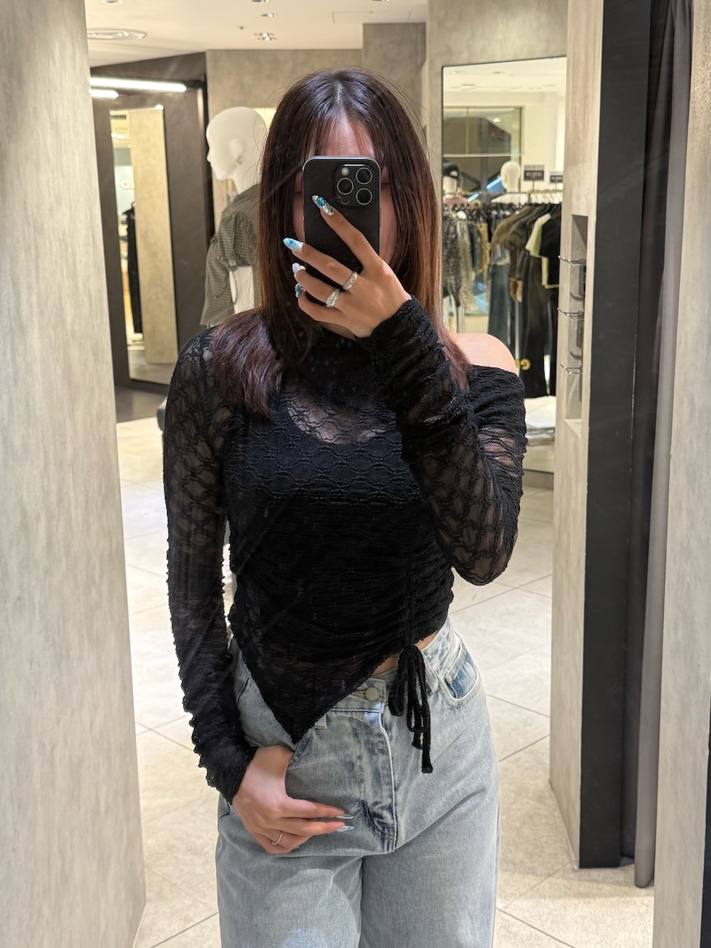 ブラック系のTシャツ/カットソー、ブルー系のデニムパンツ、ブラック系のスニーカーを着用したレディースの春コーディネートの4枚目の写真