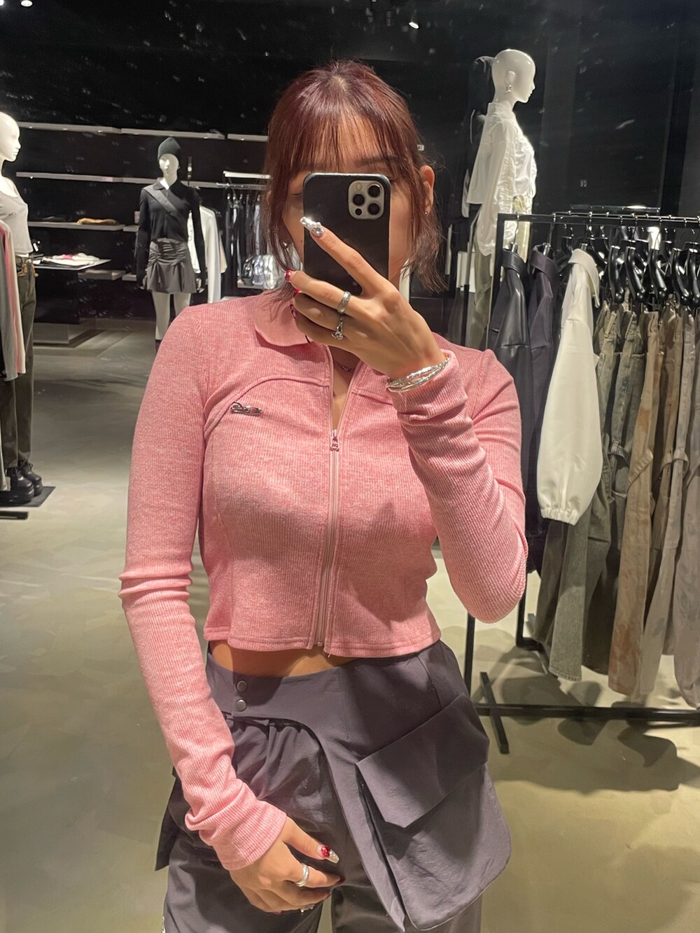 ピンク系のTシャツ/カットソー、グレー系のその他パンツ、シルバー系のスニーカーを着用したレディースの春コーディネートの4枚目の写真