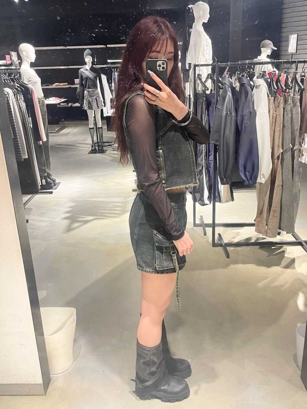 ブラック系のTシャツ/カットソー、ブラック系のTシャツ/カットソー、ブルー系のベストを着用したレディースの春コーディネートの2枚目の写真