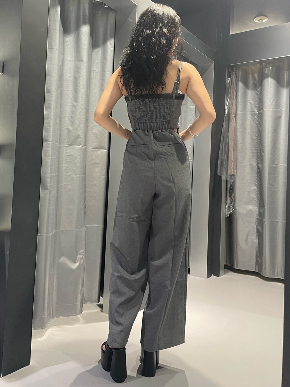 グレー系のつなぎ/オールインワン、ブラック系のサンダル、シルバー系のネックレスを着用したレディースの夏コーディネートの3枚目の写真