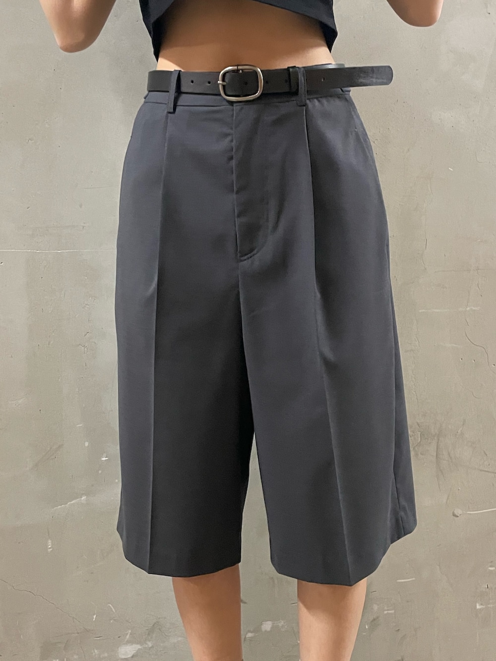 ブラック系のTシャツ/カットソー、グレー系のその他パンツ、ブラック系のスニーカーを着用したレディースの春コーディネートの7枚目の写真