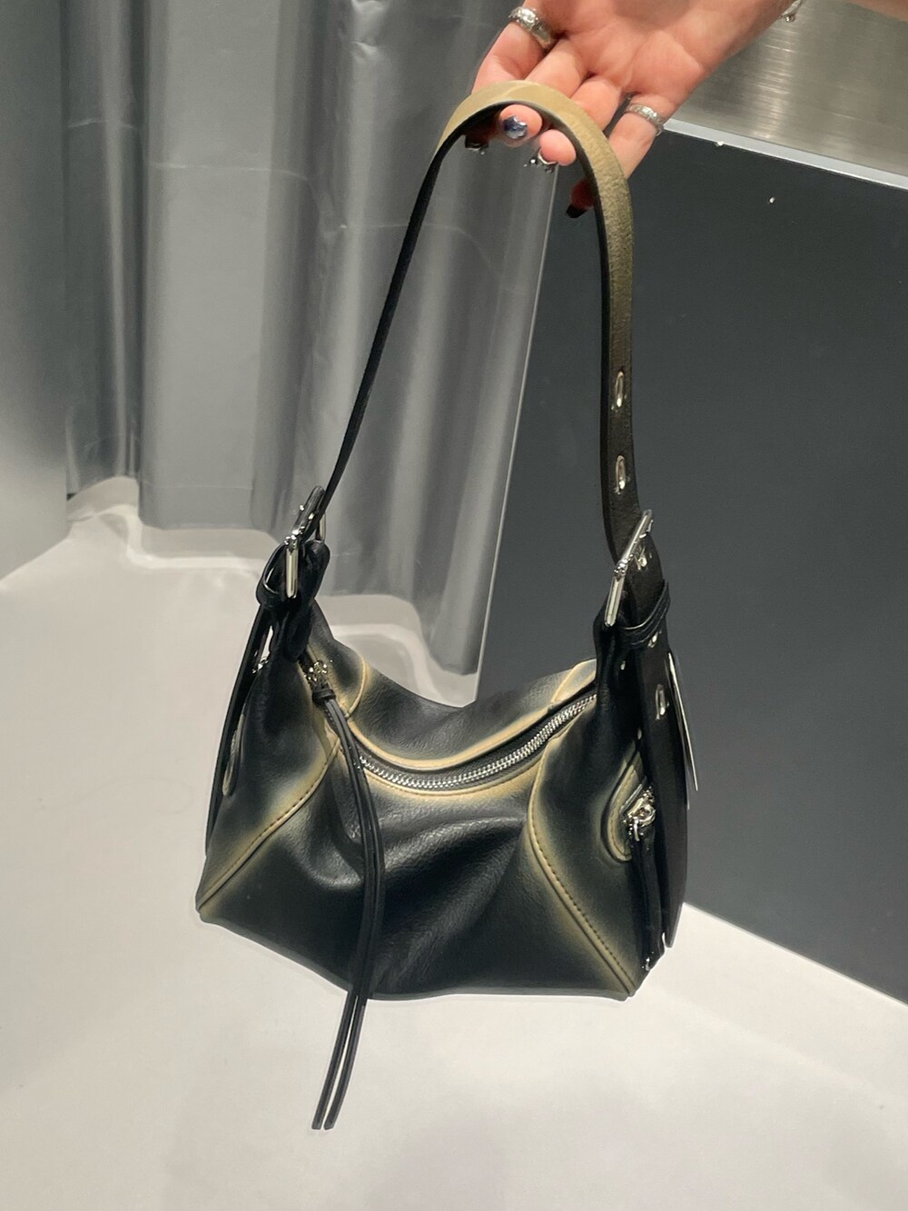 ホワイト系のTシャツ/カットソー、ブルー系のデニムパンツ、ブラック系のハンドバッグを着用したレディースの秋コーディネートの10枚目の写真