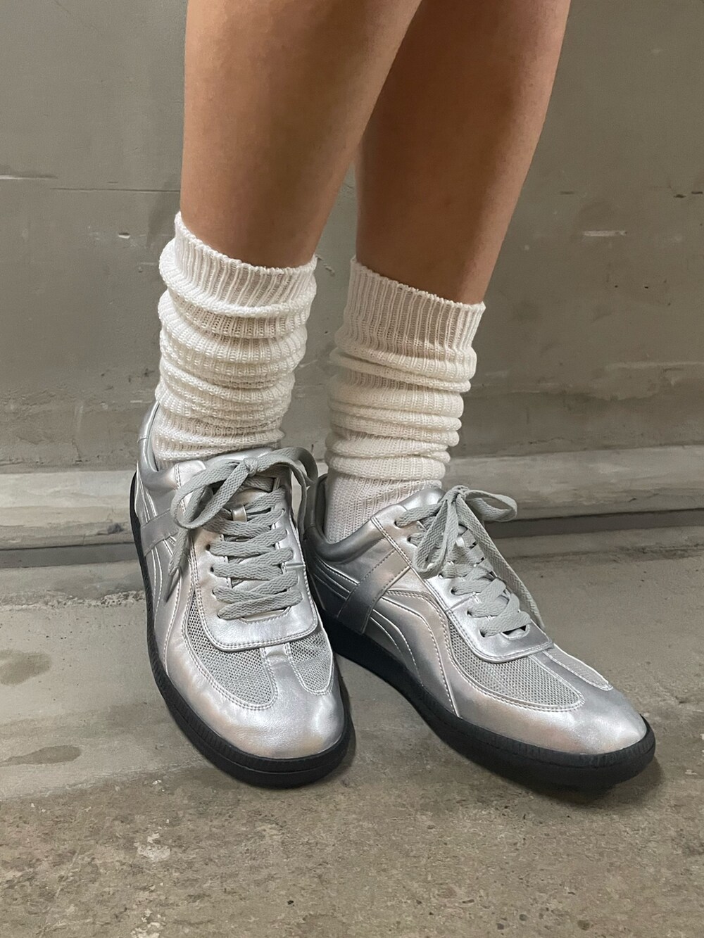 ブラック系のTシャツ/カットソー、ブラック系のTシャツ/カットソー、グレー系のその他パンツを着用したレディースの春コーディネートの9枚目の写真