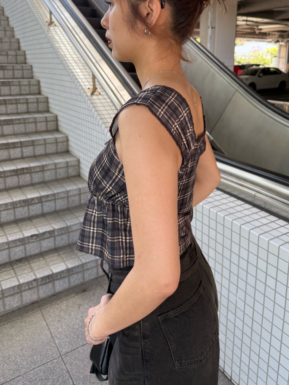 ブラウン系のタンクトップ、ブルー系のその他パンツ、ブラック系のサンダルを着用したレディースの夏コーディネートの5枚目の写真