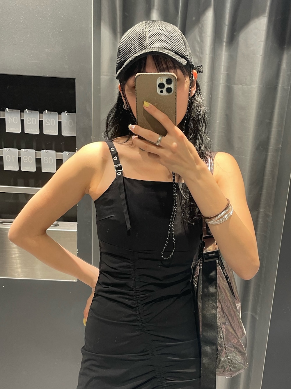 ブラック系のワンピース、グレー系のハンドバッグ、ブラック系のサンダルを着用したレディースの春コーディネートの4枚目の写真