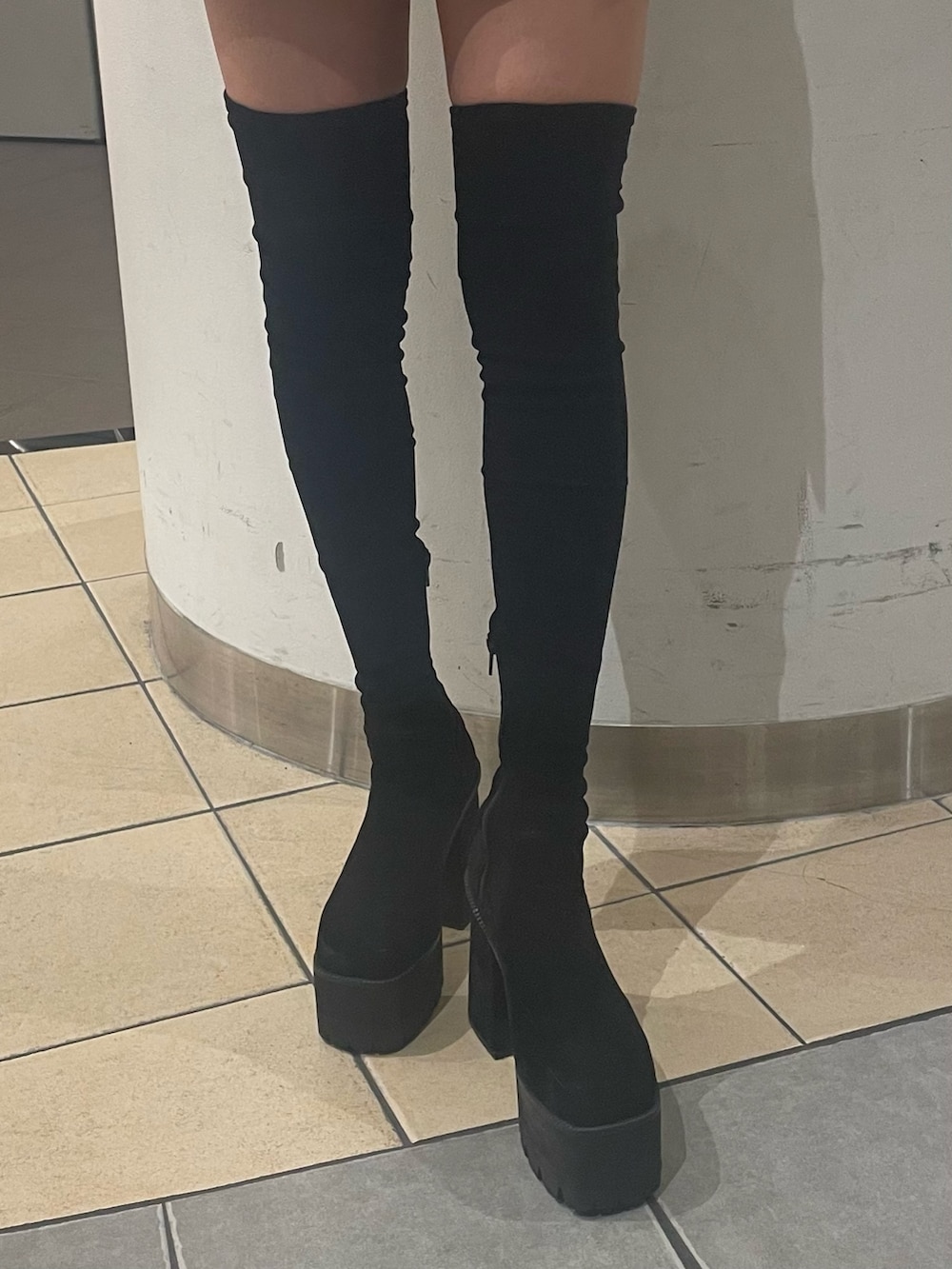 その他のシャツ/ブラウス、ブラック系のスカート、ブラック系のブーツを着用したレディースの夏コーディネートの6枚目の写真