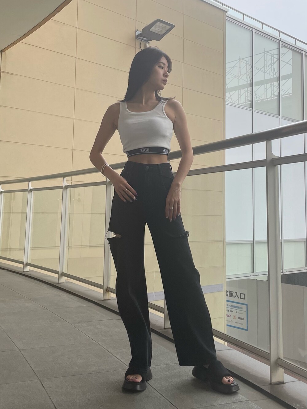 ブラック系のシャツ/ブラウス、ホワイト系のTシャツ/カットソー、ブラック系のデニムパンツを着用したレディースの夏コーディネートの5枚目の写真