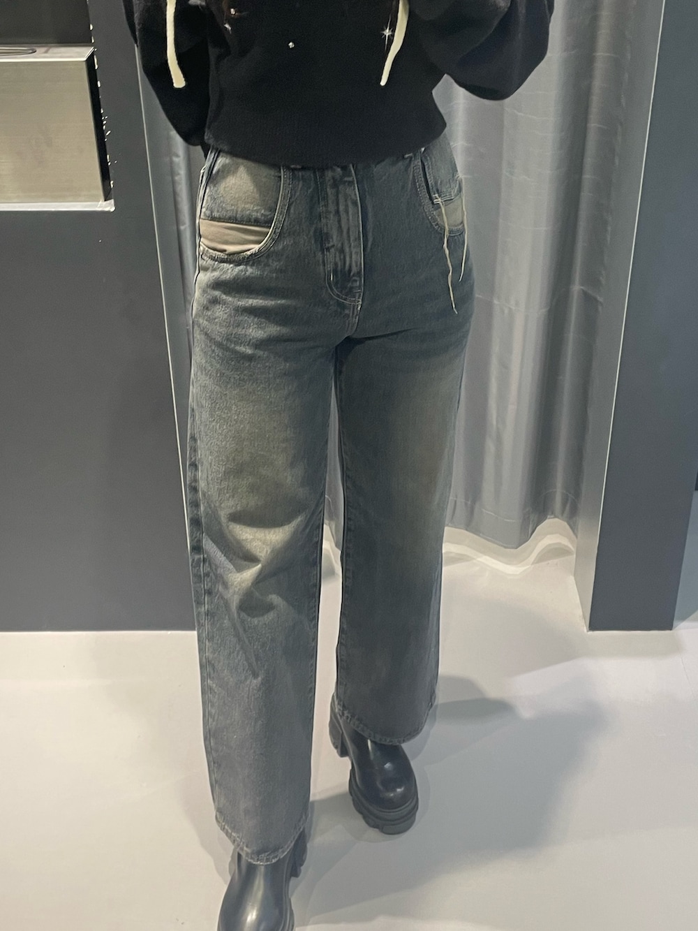 「カジュアルコーデ、デニムコーデ、EMODA、高身長コーデ、高身長女子、骨格ストレート、ニットキャップ、オフショル、デニム、ワイドデニム、ハイウエストデニム、サイドゴアブーツ、厚底ブーツ、ショートブーツ、休日スタイル」｜「EMODAのシャギーロゴニットキャップ（ニットキャップ/ビーニー、ブラック系）」を使った、菅谷レイナさん（骨格ストレート・レディース・168cm）の冬コーディネートの8枚目の写真