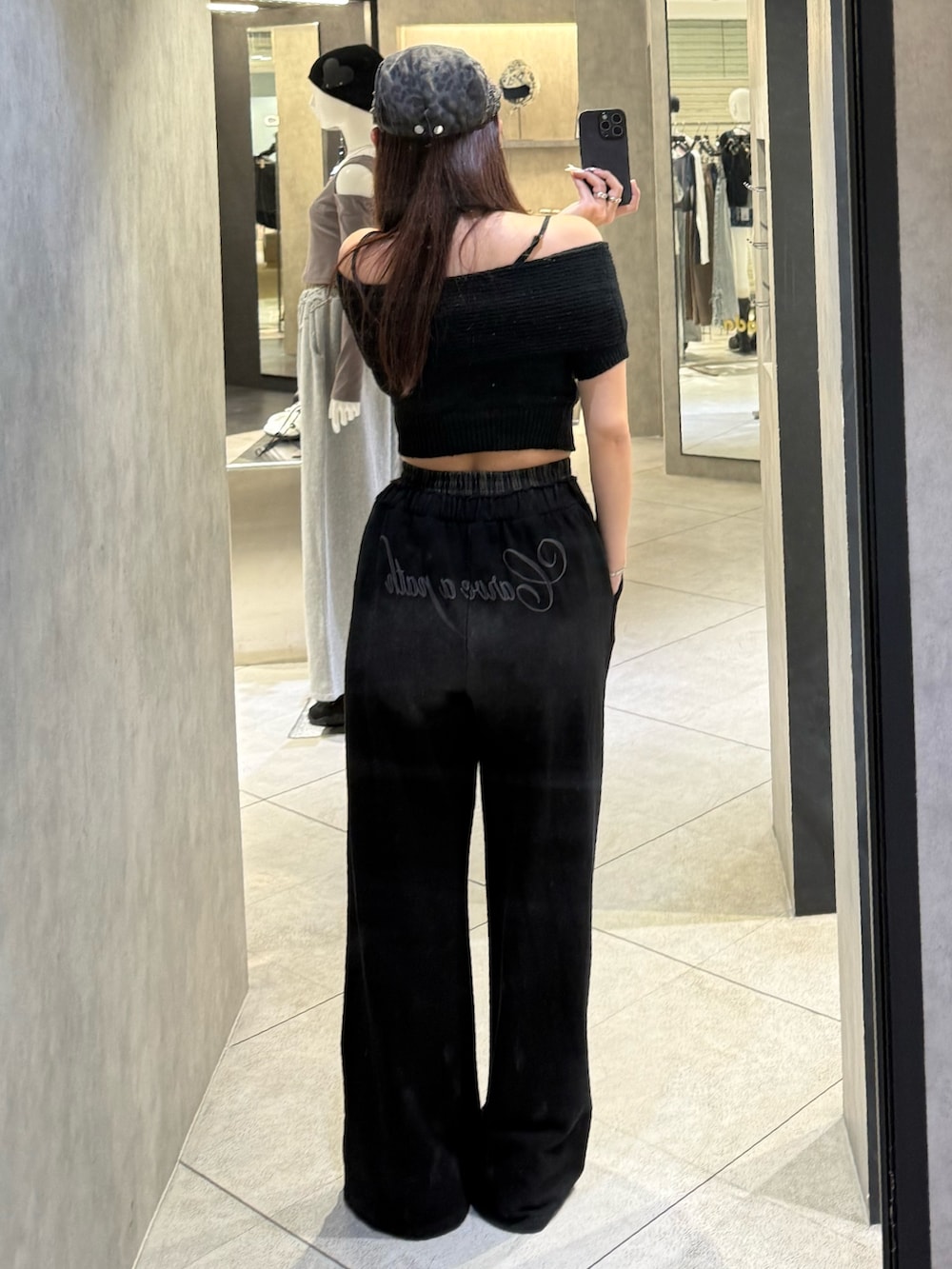 ブラック系のスウェットパンツ、ブラック系のスニーカー、ブラウン系のハンチング/ベレー帽を着用したレディースの春コーディネートの3枚目の写真