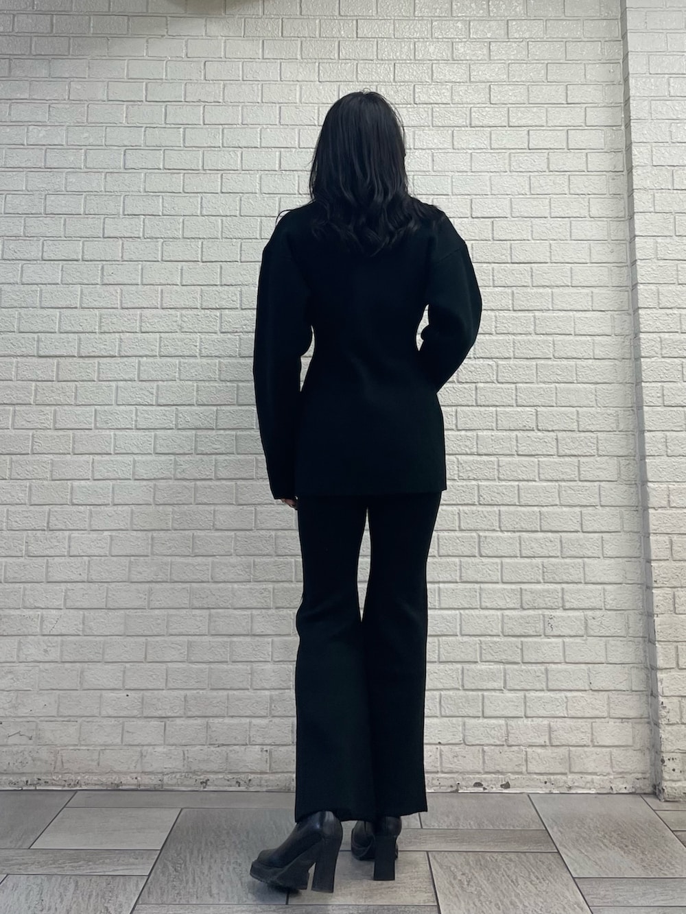 ブラック系のカーディガン/ボレロ、ブラック系のその他パンツ、ブラック系のブーツを着用したレディースの秋コーディネートの3枚目の写真