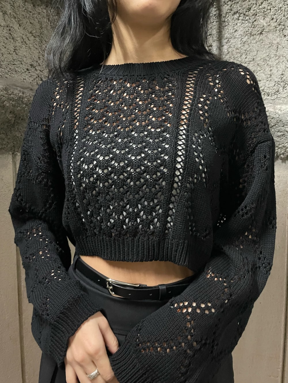 ブラック系のニット/セーター、ホワイト系のキャミソール、ブラック系のスカートを着用したレディースの春コーディネートの4枚目の写真