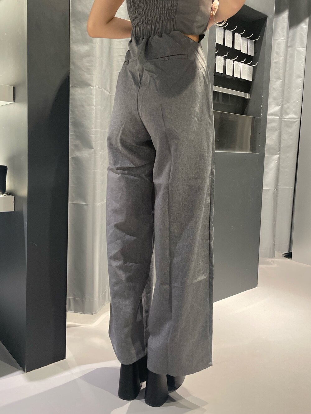 グレー系のつなぎ/オールインワン、ブラック系のサンダル、シルバー系のネックレスを着用したレディースの夏コーディネートの7枚目の写真