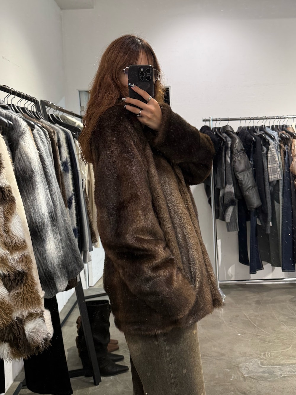 ブラウン系のその他アウター、ブラウン系のデニムパンツ、ブラック系のブーツを着用したレディースの秋コーディネートの5枚目の写真