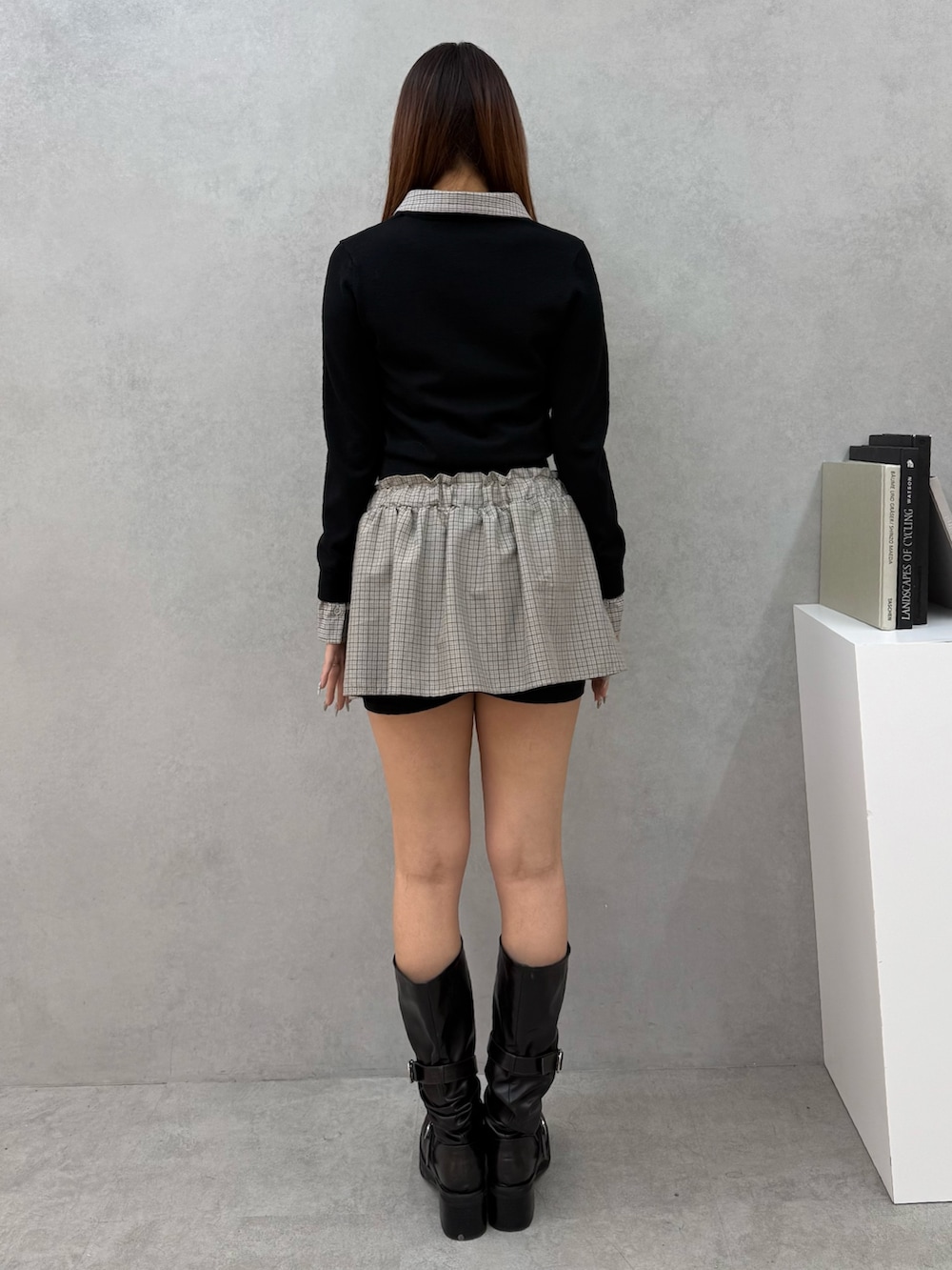 ブラック系のシャツ/ブラウス、ブラック系のスカート、ブラック系のブーツを着用したレディースの冬コーディネートの3枚目の写真