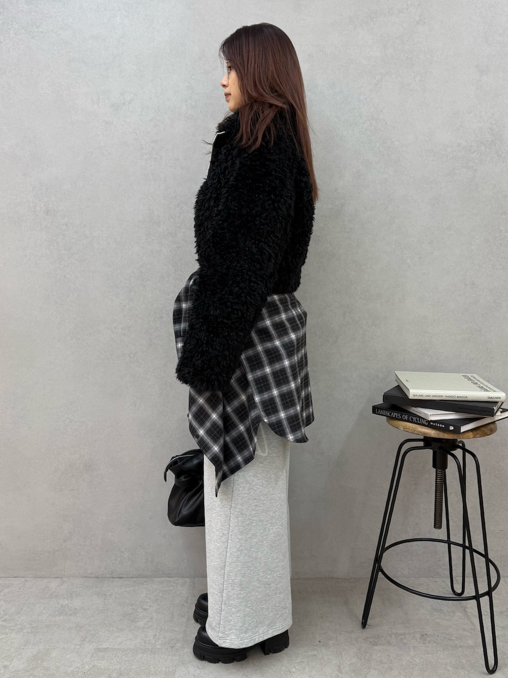 ブラック系のニット/セーター、ブラック系のブルゾン、ブラック系のシャツ/ブラウスを着用したレディースの冬コーディネートの2枚目の写真