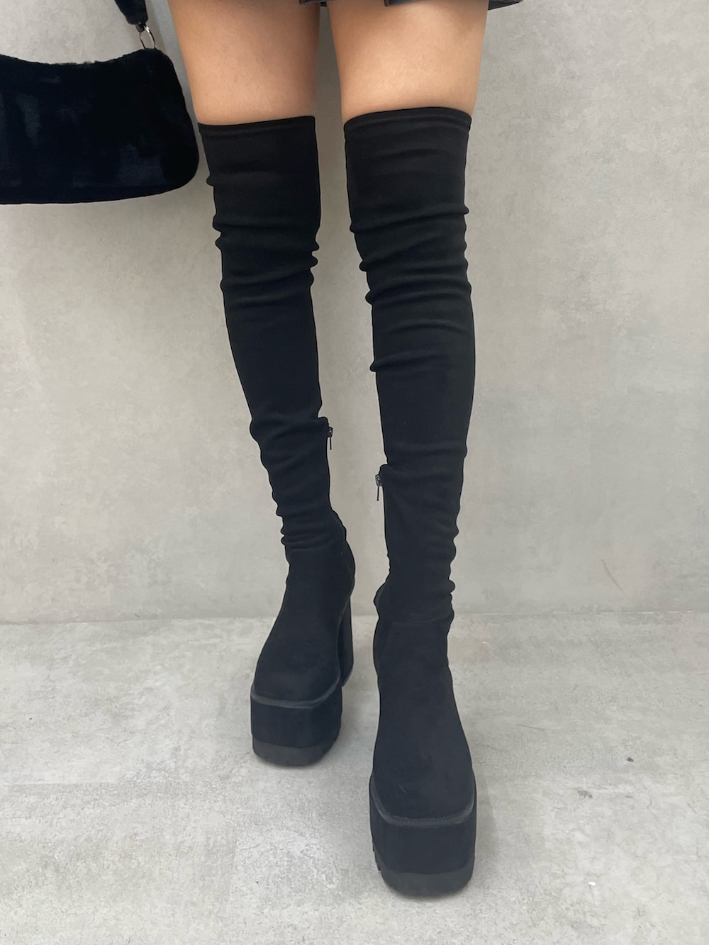 ブラック系のニット/セーター、グレー系のスカート、ブラック系のショルダーバッグを着用したレディースの夏コーディネートの10枚目の写真