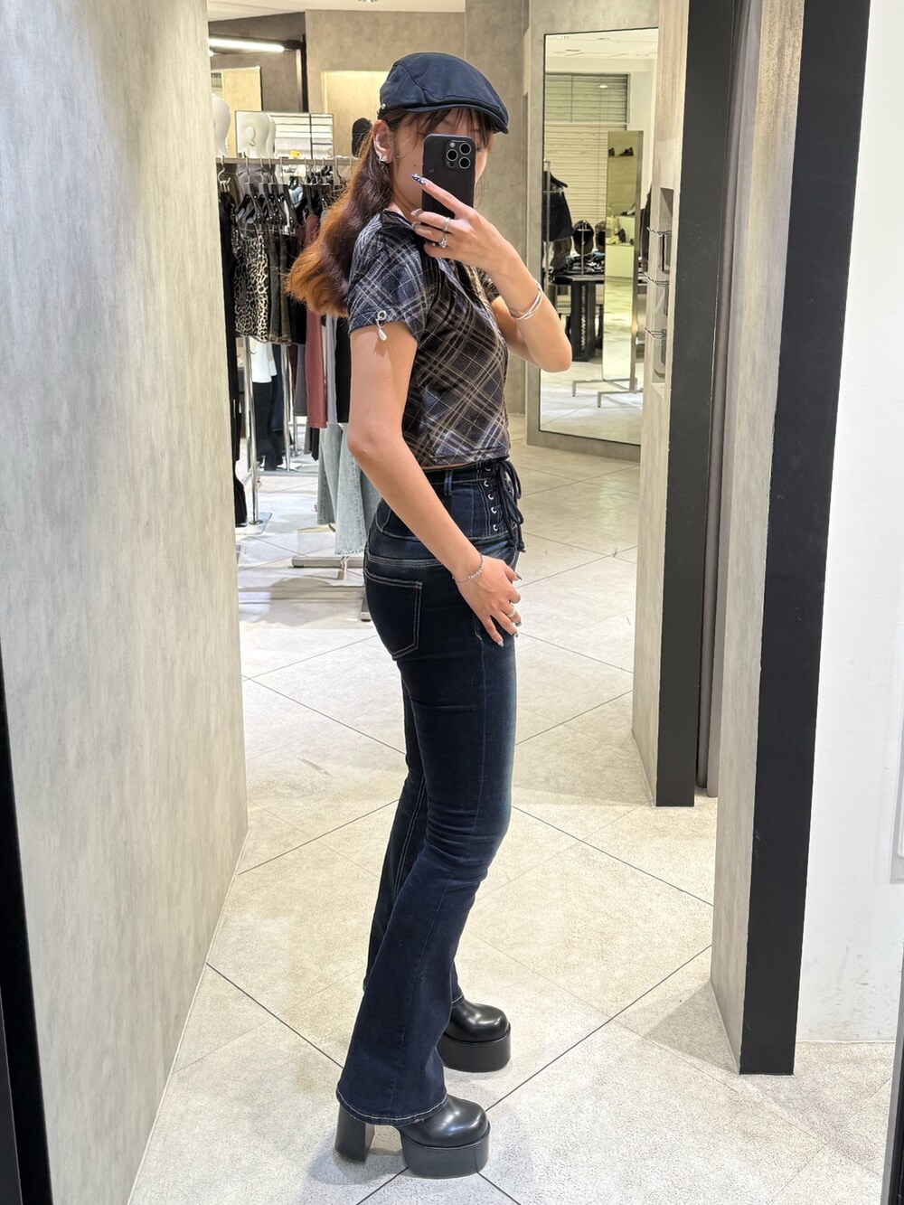 その他のTシャツ/カットソー、ブルー系のデニムパンツ、ブラック系のブーツを着用したレディースの秋コーディネートの2枚目の写真