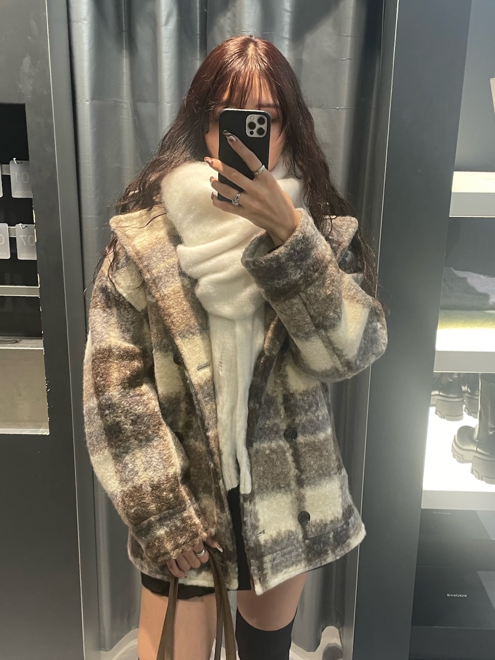 ブラック系のTシャツ/カットソー、その他のその他アウター、ブラック系のスカートを着用したレディースの冬コーディネートの4枚目の写真