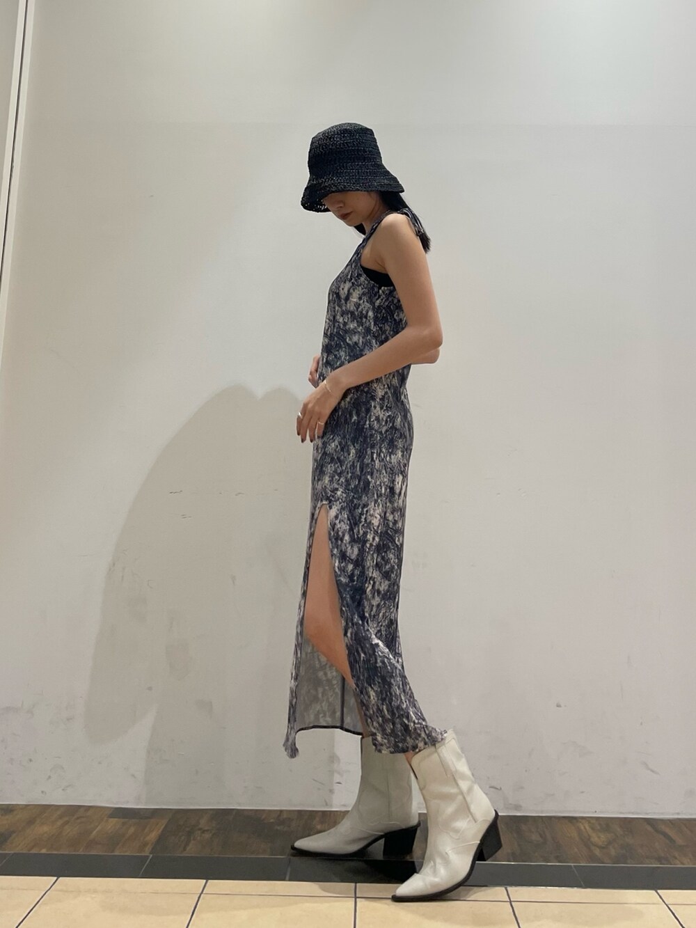 ブラック系のTシャツ/カットソー、その他のワンピース、ホワイト系のブーツを着用したレディースの夏コーディネートの2枚目の写真