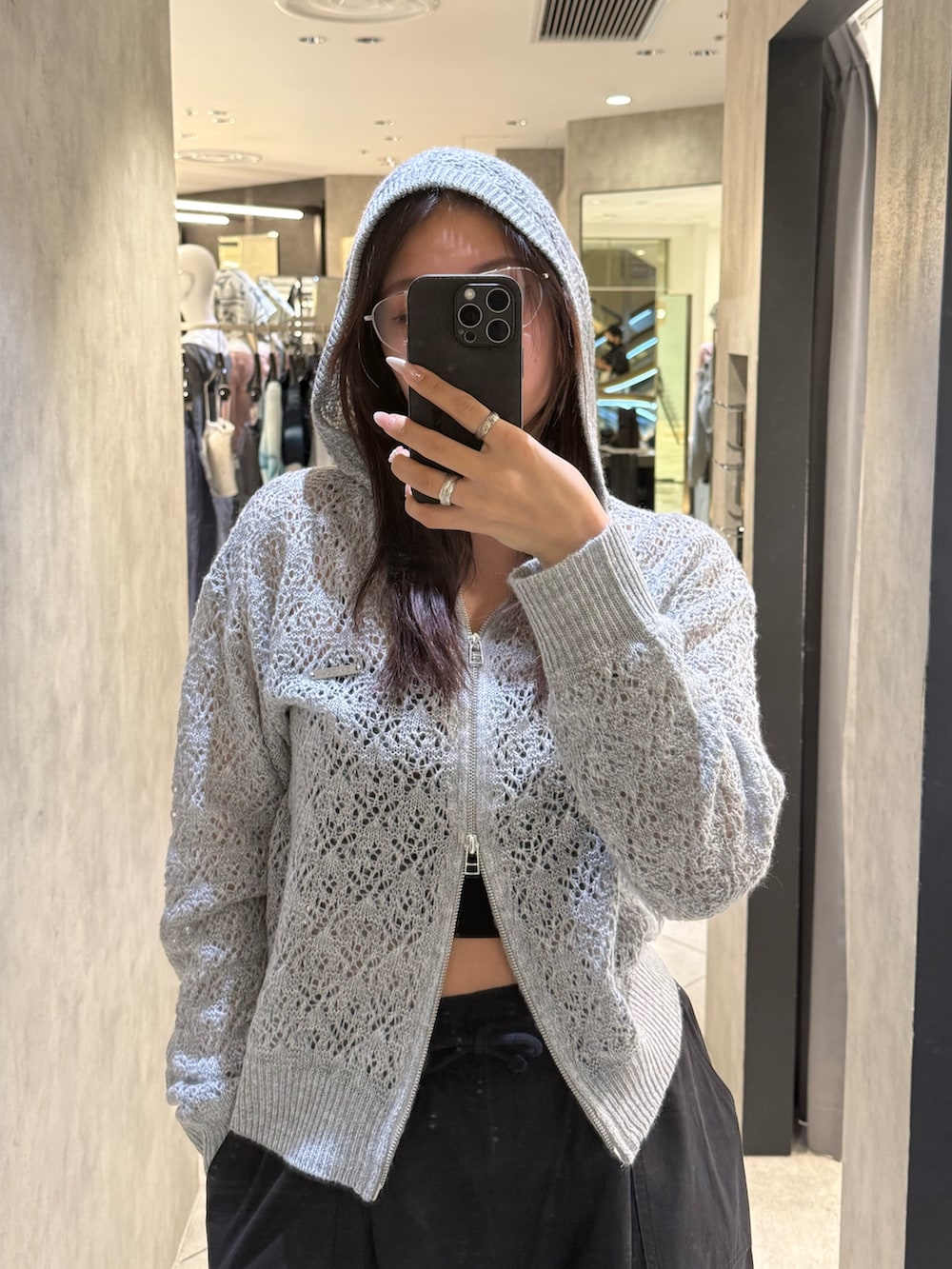 グレー系のパーカー、ブラック系のその他パンツ、ブラック系のスニーカーを着用したレディースの春コーディネートの4枚目の写真