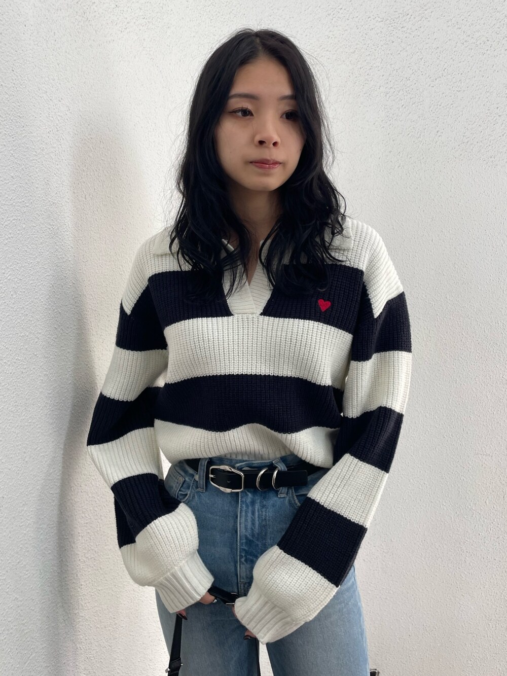 ブラック系のブルゾン、その他のニット/セーター、ブルー系のデニムパンツを着用したレディースの冬コーディネートの6枚目の写真