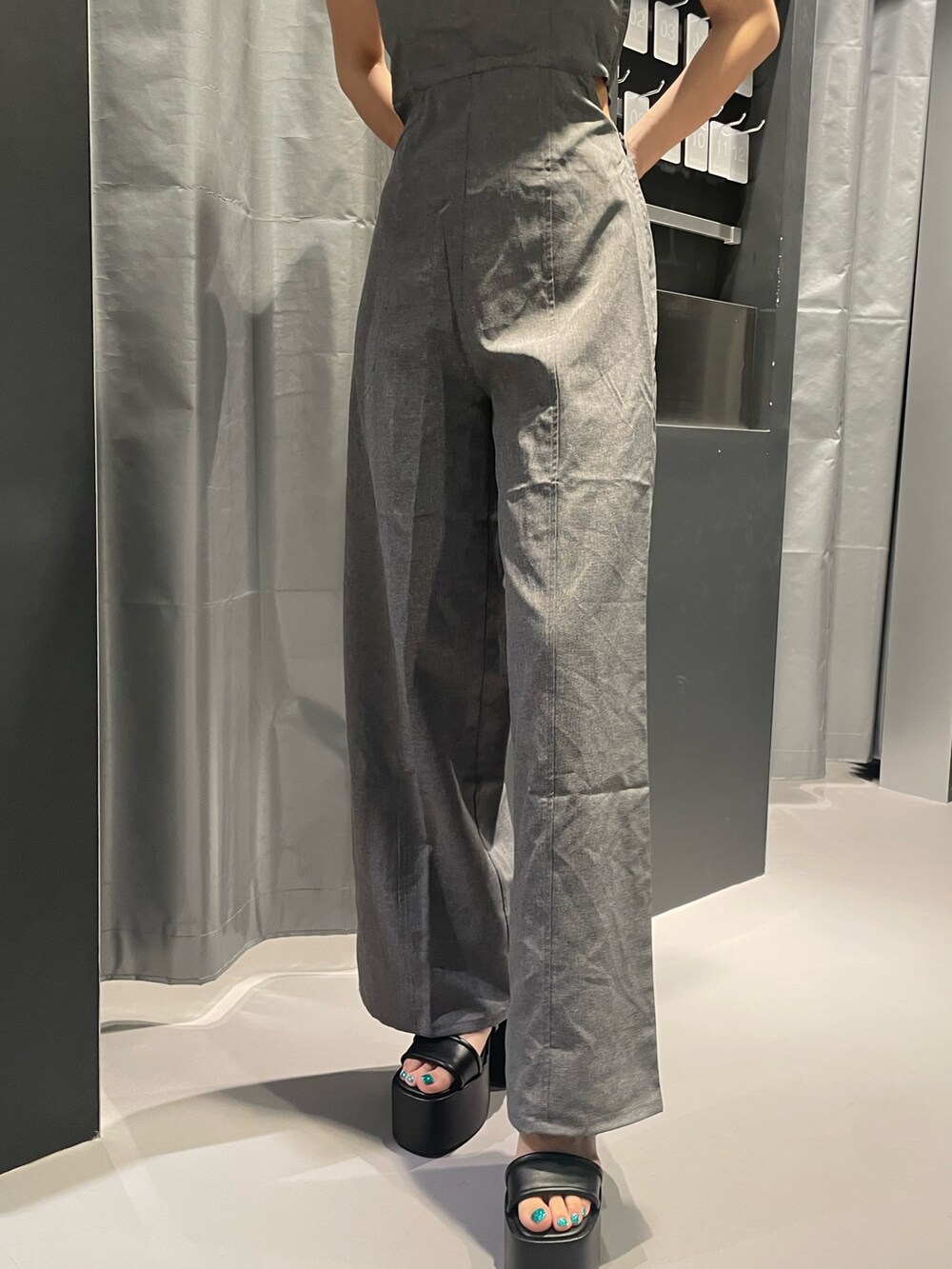 グレー系のつなぎ/オールインワン、ブラック系のサンダル、シルバー系のネックレスを着用したレディースの夏コーディネートの6枚目の写真