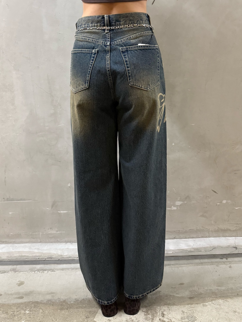 ブラック系のTシャツ/カットソー、ブルー系のデニムパンツ、ブラック系のサンダルを着用したレディースの夏コーディネートの6枚目の写真