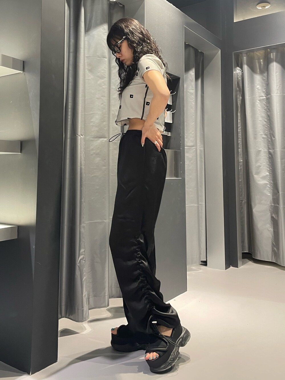 ホワイト系のTシャツ/カットソー、ブラック系のその他パンツ、ブラック系のサンダルを着用したレディースの春コーディネートの2枚目の写真