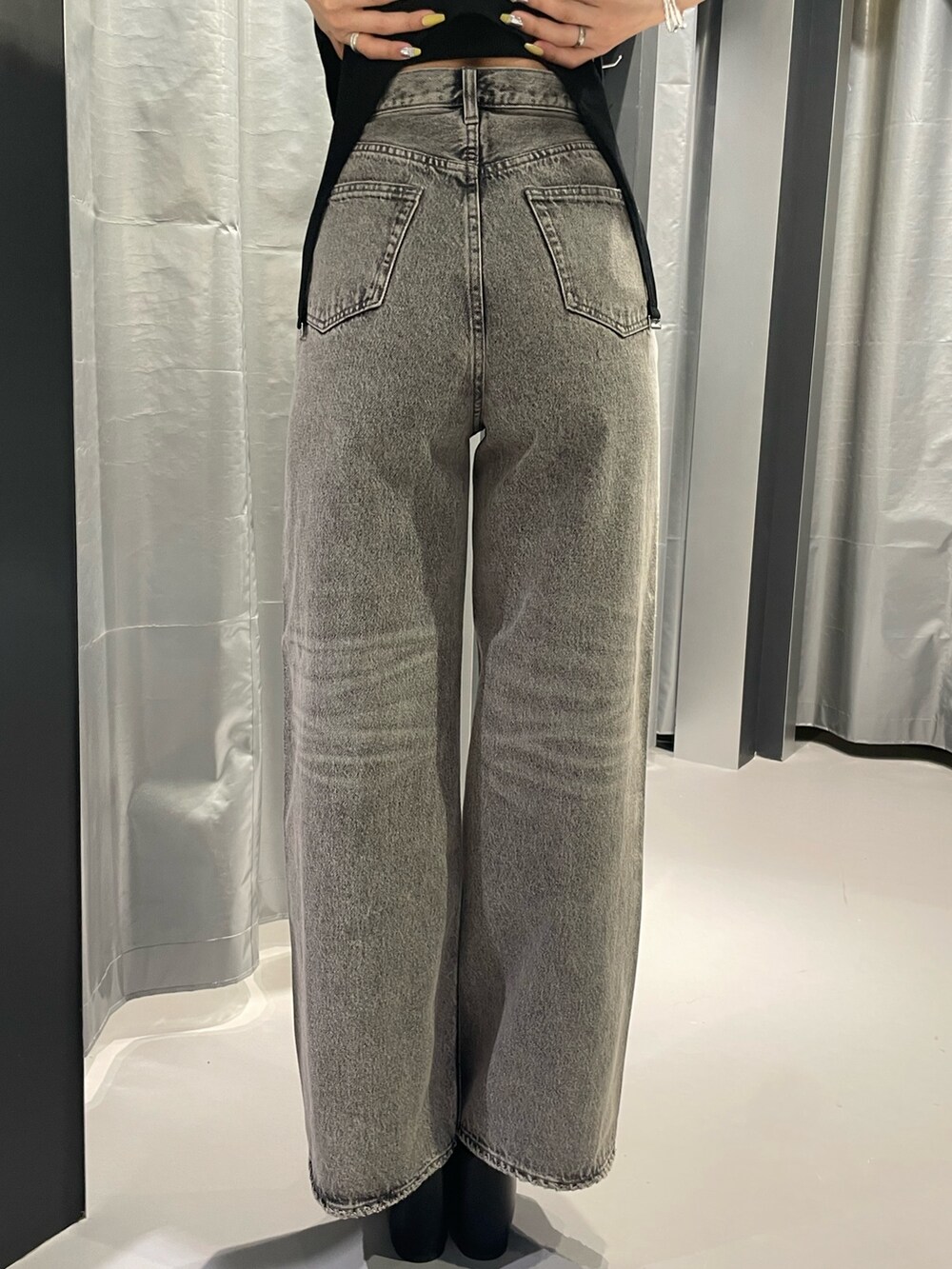 ブラック系のタンクトップ、ブラック系のTシャツ/カットソー、グレー系のデニムパンツを着用したレディースの春コーディネートの9枚目の写真