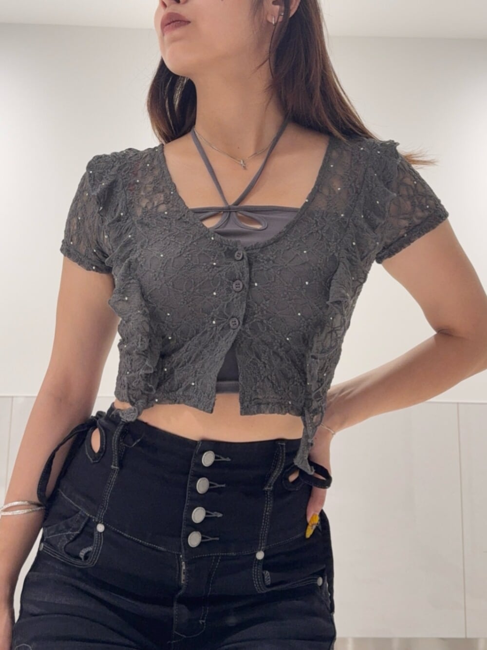 ブラック系のサンダル、ブラック系のショルダーバッグ、グレー系のTシャツ/カットソーを着用したレディースの夏コーディネートの4枚目の写真