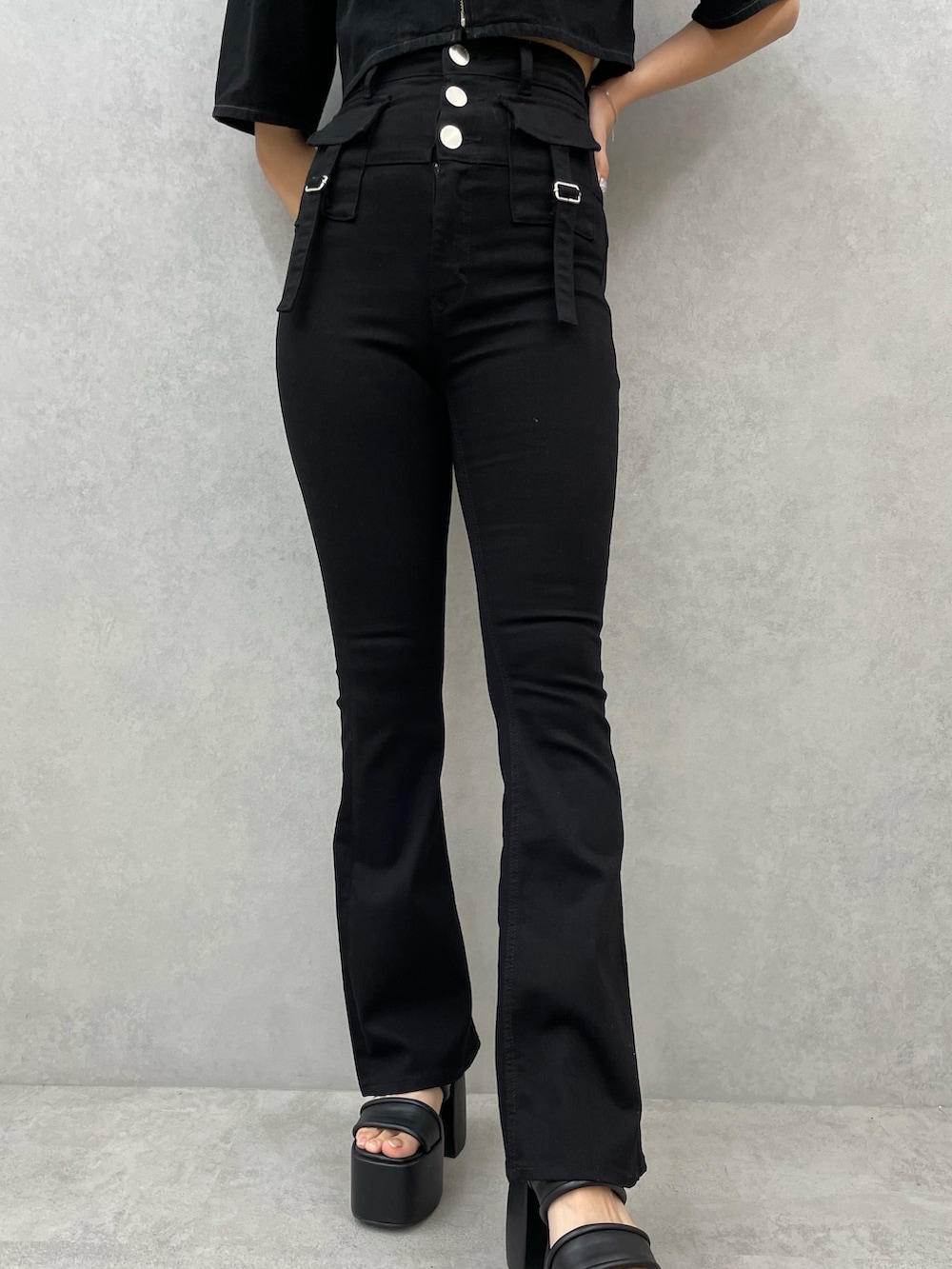 ブラック系のシャツ/ブラウス、ブラック系のデニムパンツ、ブラック系のサンダルを着用したレディースの夏コーディネートの6枚目の写真