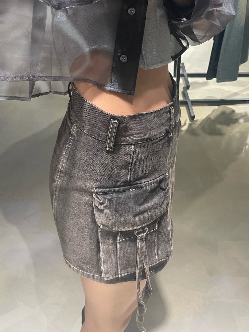 グレー系のニット/セーター、ブルー系のシャツ/ブラウス、ブラック系のその他パンツを着用したレディースの夏コーディネートの7枚目の写真