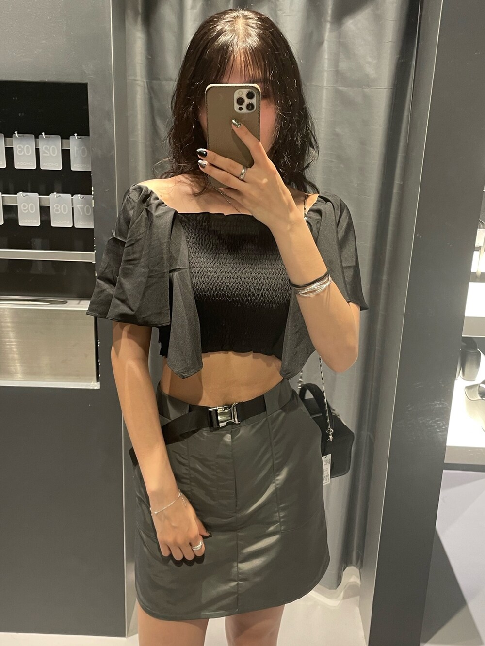 ブラック系のTシャツ/カットソー、ブラック系のハンドバッグ、グレー系のスカートを着用したレディースの夏コーディネートの4枚目の写真