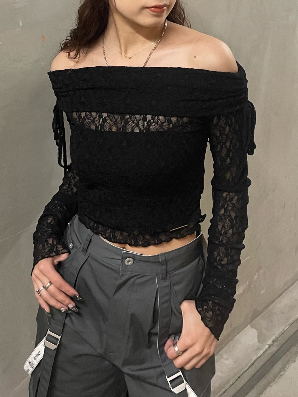 ブラック系のTシャツ/カットソー、ブラック系のTシャツ/カットソー、ブラック系のデニムパンツを着用したレディースの春コーディネートの4枚目の写真