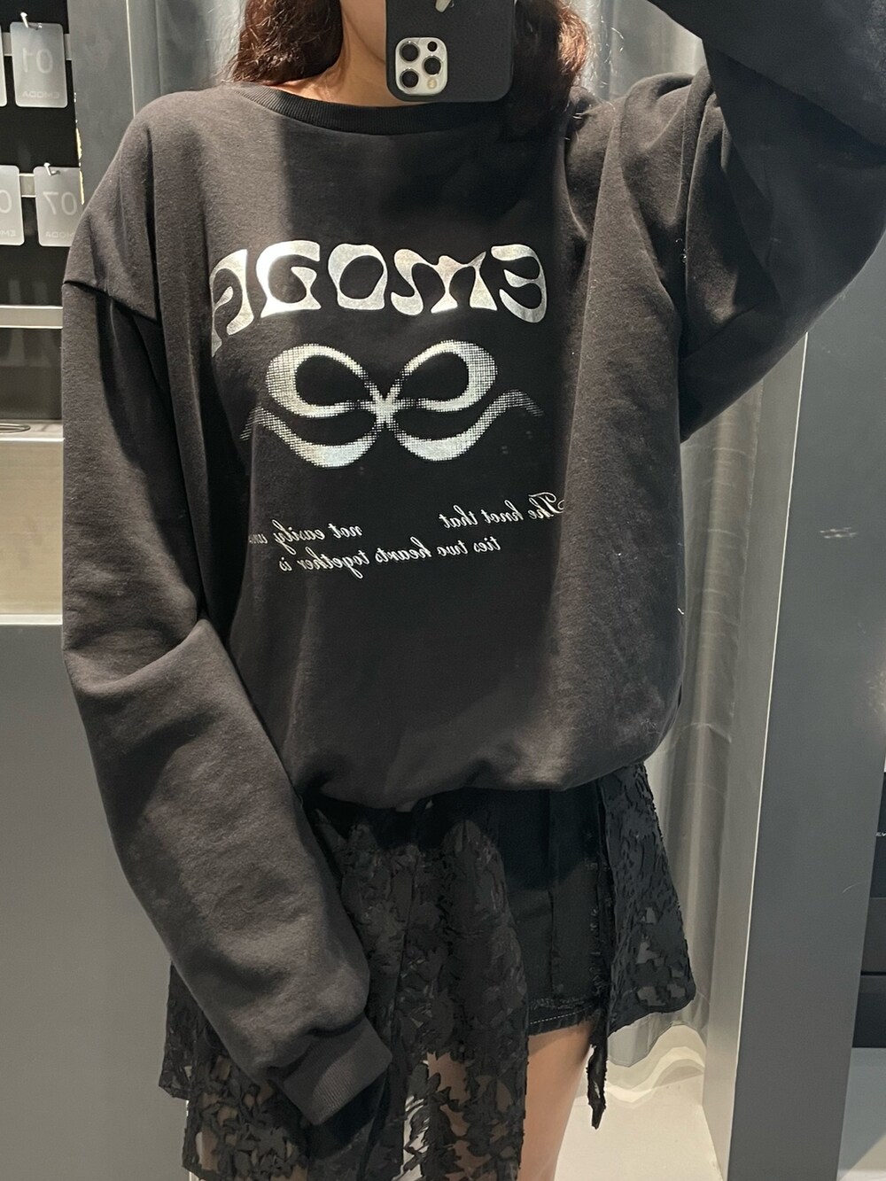 ブラック系のスウェット、ブラック系のスカート、ブラック系のスカートを着用したレディースの冬コーディネートの4枚目の写真