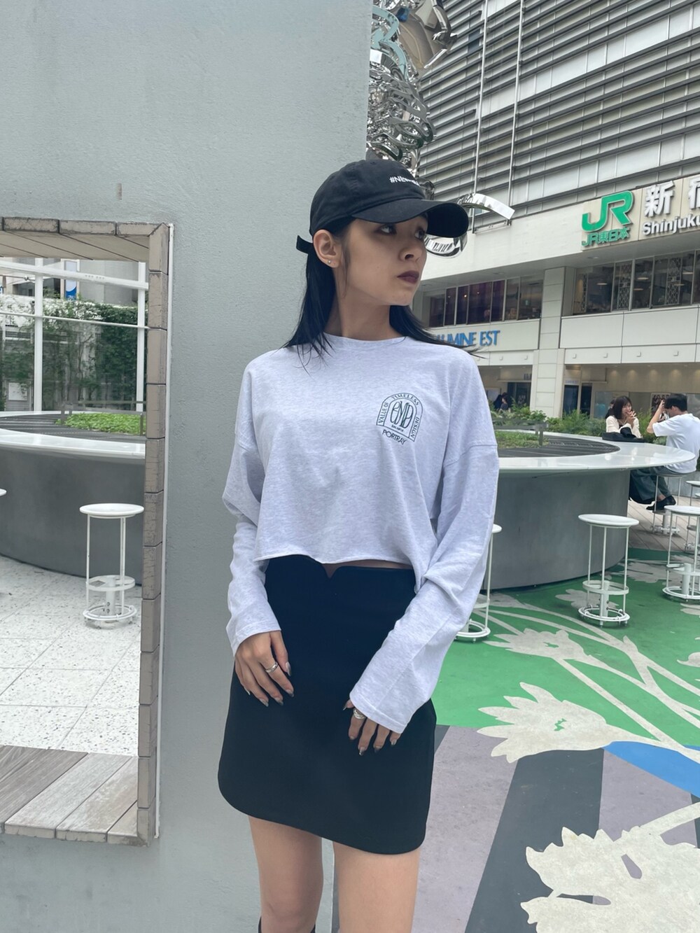 ブラック系のスカート、その他のブーツ、グレー系のTシャツ/カットソーを着用したレディースの秋コーディネートの5枚目の写真