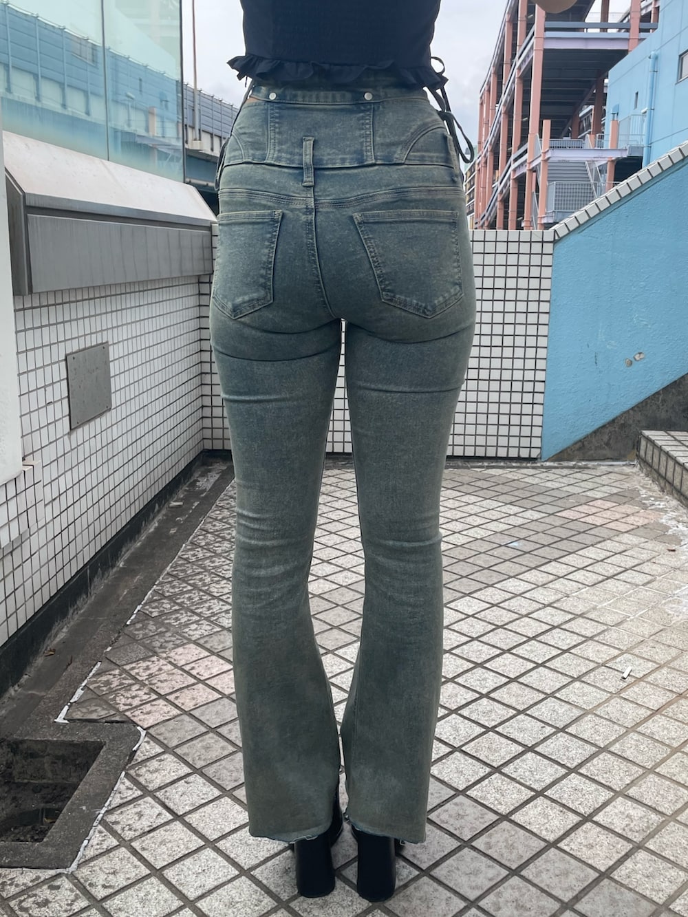 ホワイト系のTシャツ/カットソー、ブルー系のデニムパンツ、ブラック系のサンダルを着用したレディースの春コーディネートの9枚目の写真