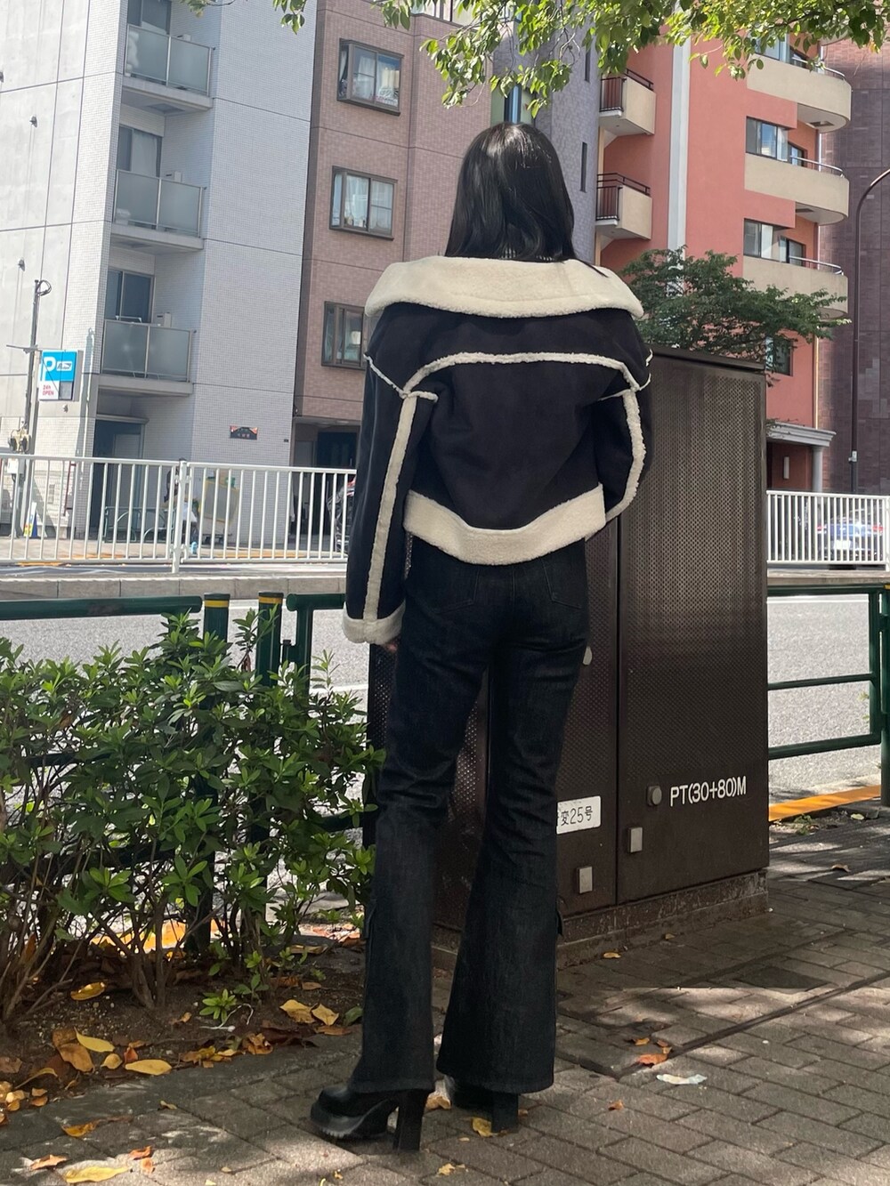 グリーン系のニット/セーター、その他のムートンコート、ブラック系のデニムパンツを着用したレディースの秋コーディネートの3枚目の写真