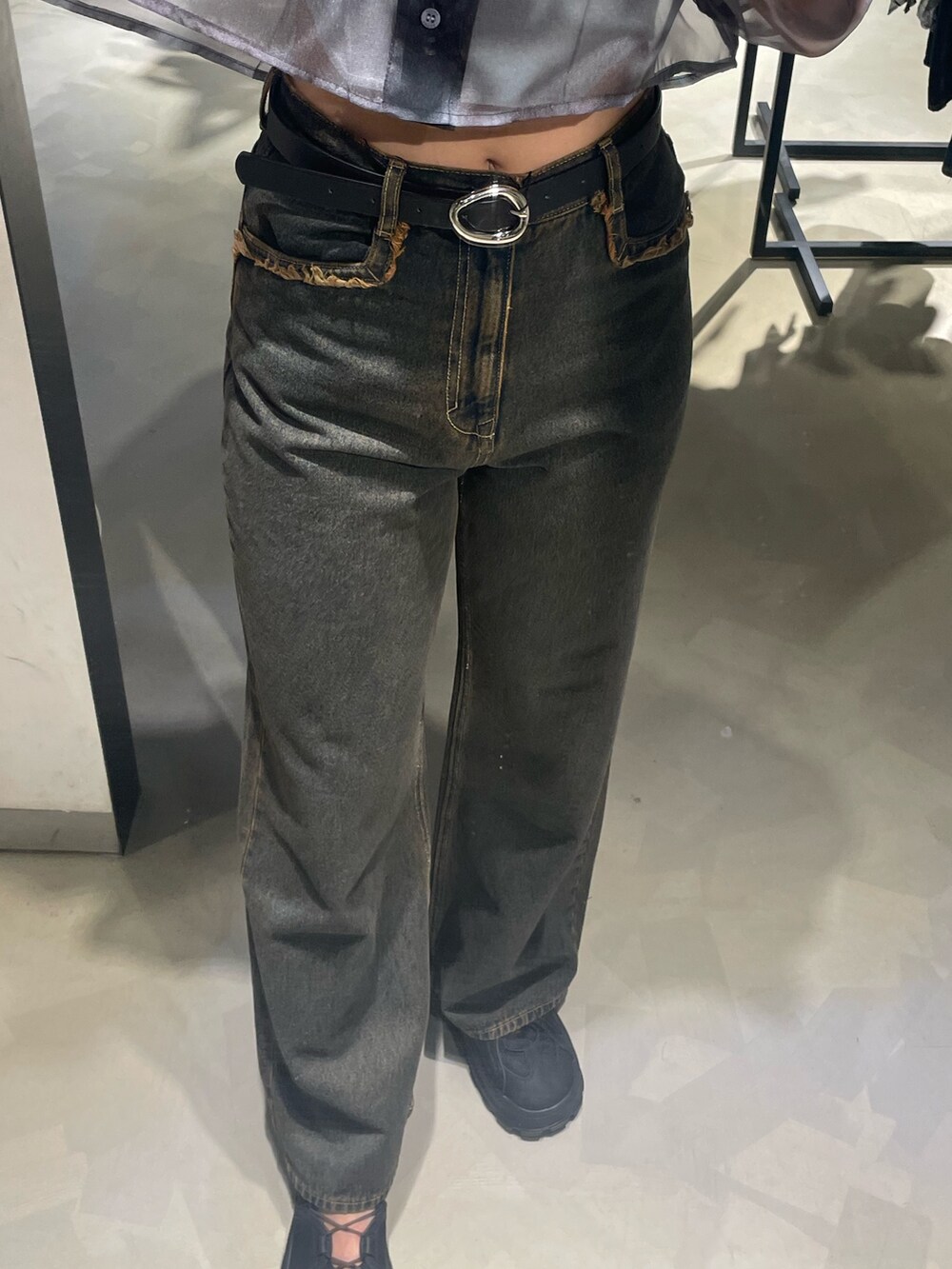 その他のニット/セーター、ブルー系のデニムパンツ、ホワイト系のハンドバッグを着用したレディースの春コーディネートの6枚目の写真