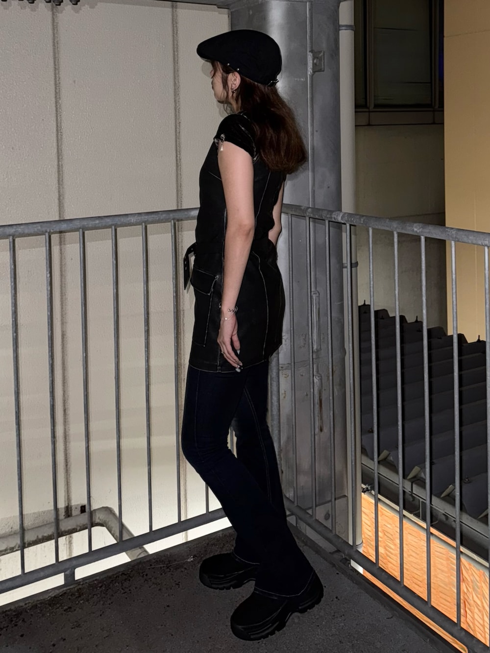 その他のTシャツ/カットソー、ブラック系のワンピース、ブルー系のデニムパンツを着用したレディースの秋コーディネートの2枚目の写真