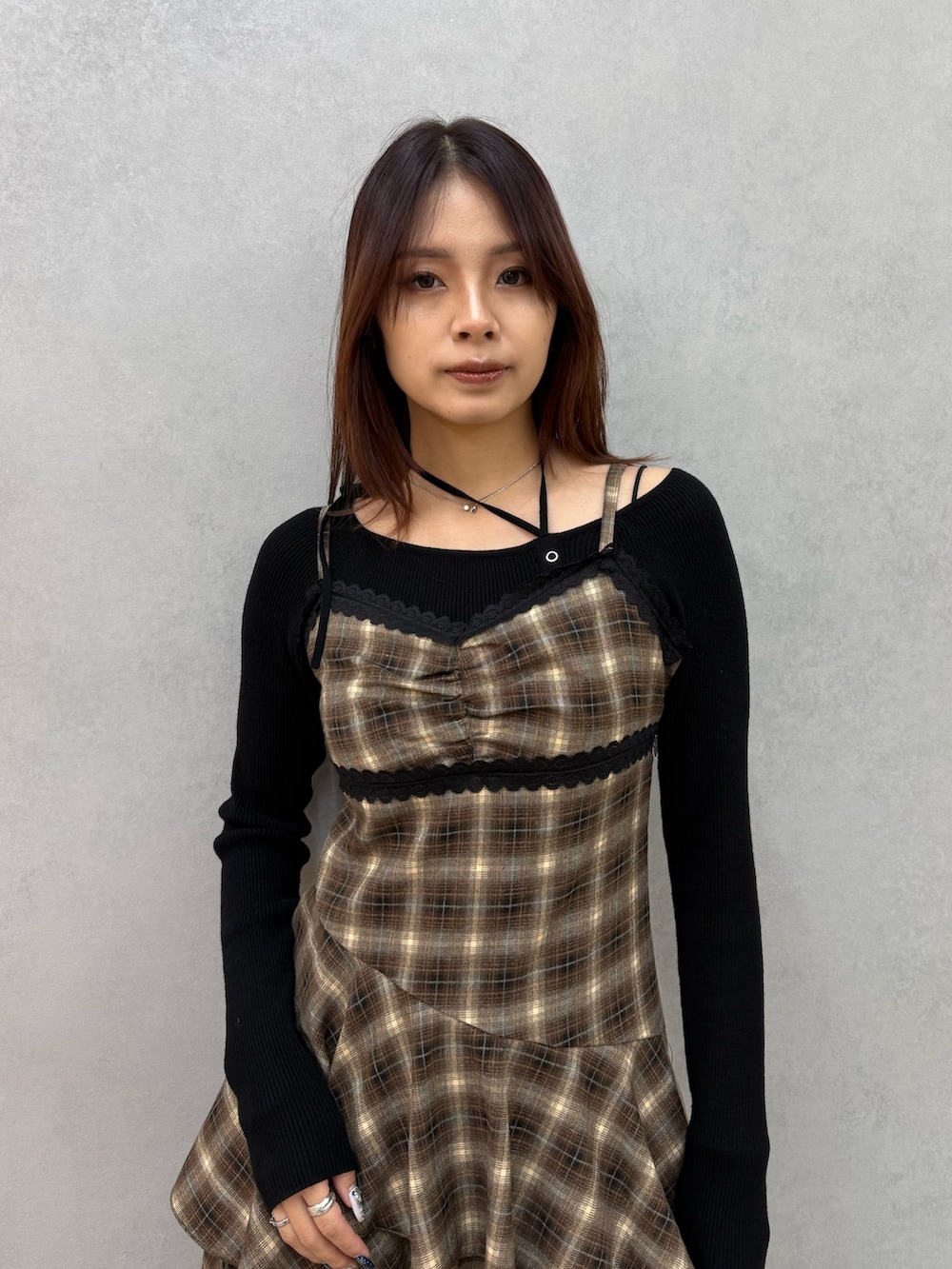 ブラック系のニット/セーター、ベージュ系のワンピース、ブラック系のブーツを着用したレディースの冬コーディネートの4枚目の写真