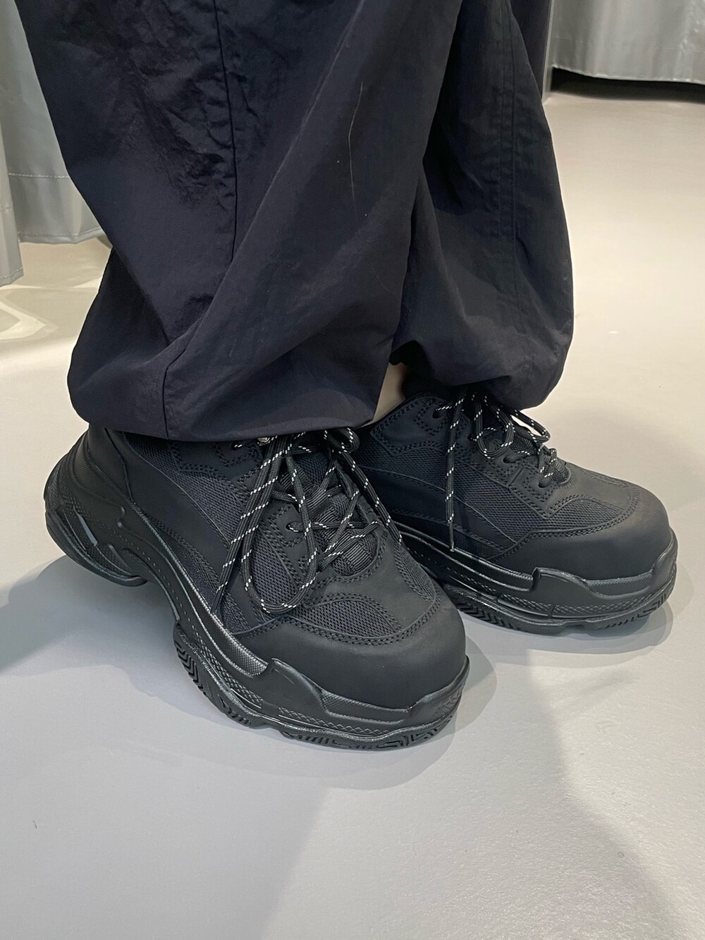 ブラック系のブルゾン、ブラック系のその他パンツ、ブラック系のスニーカーを着用したレディースの春コーディネートの10枚目の写真