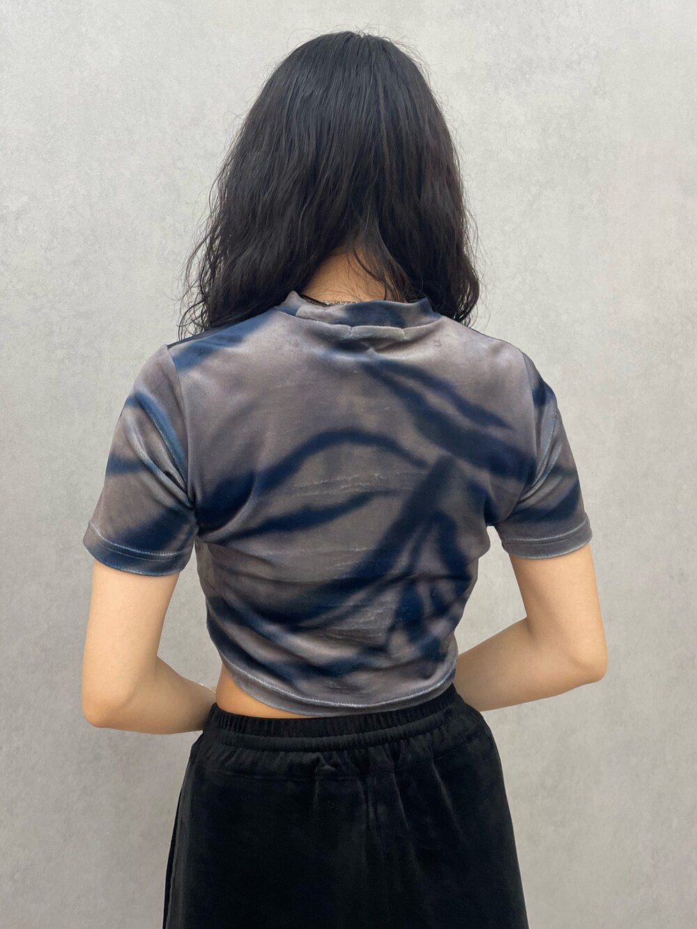 その他のTシャツ/カットソー、ブラック系のその他パンツ、ブラック系のブーツを着用したレディースの夏コーディネートの6枚目の写真