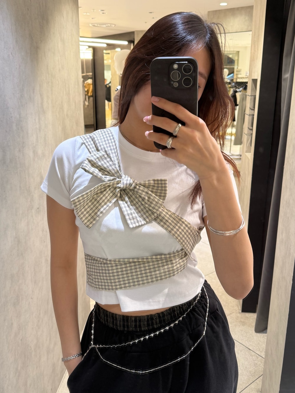 ホワイト系のTシャツ/カットソー、ブラック系のスウェットパンツ、ブラック系のスニーカーを着用したレディースの春コーディネートの5枚目の写真