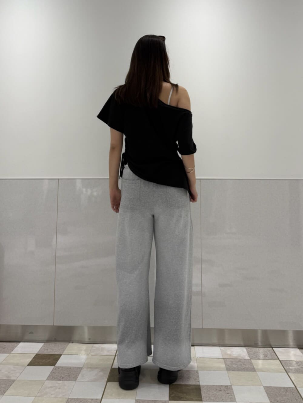 ブラック系のサンダル、グレー系のスウェットパンツ、ブラック系のTシャツ/カットソーを着用したレディースの夏コーディネートの3枚目の写真