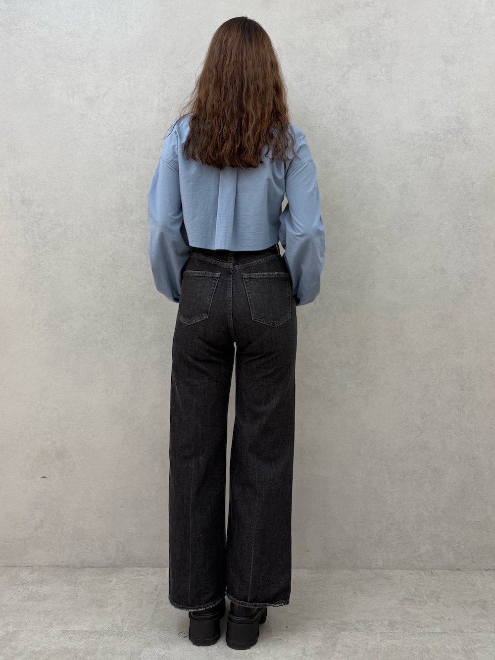 ブルー系のシャツ/ブラウス、ブラック系のキャミソール、ブラック系のデニムパンツを着用したレディースの秋コーディネートの3枚目の写真