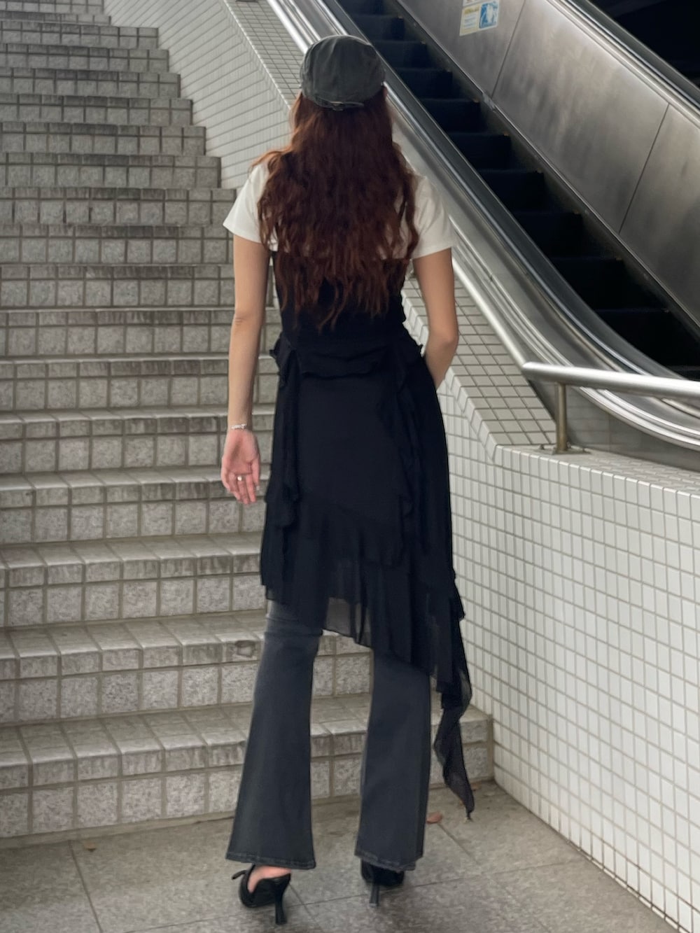 「EMODA、モノトーン、モノトーンコーデ、高身長女子、高身長コーデ、骨格ストレート、モード、モードカジュアル、レイヤードスタイル、Tシャツ、キャミソール、スカート、デニム、デニムコーデ、グラデーション」｜「EMODAのスタッズベルトハンチングキャップ（ハンチング/ベレー帽、グレー系）」を使った、菅谷レイナさん（骨格ストレート・レディース・168cm）の春コーディネートの3枚目の写真