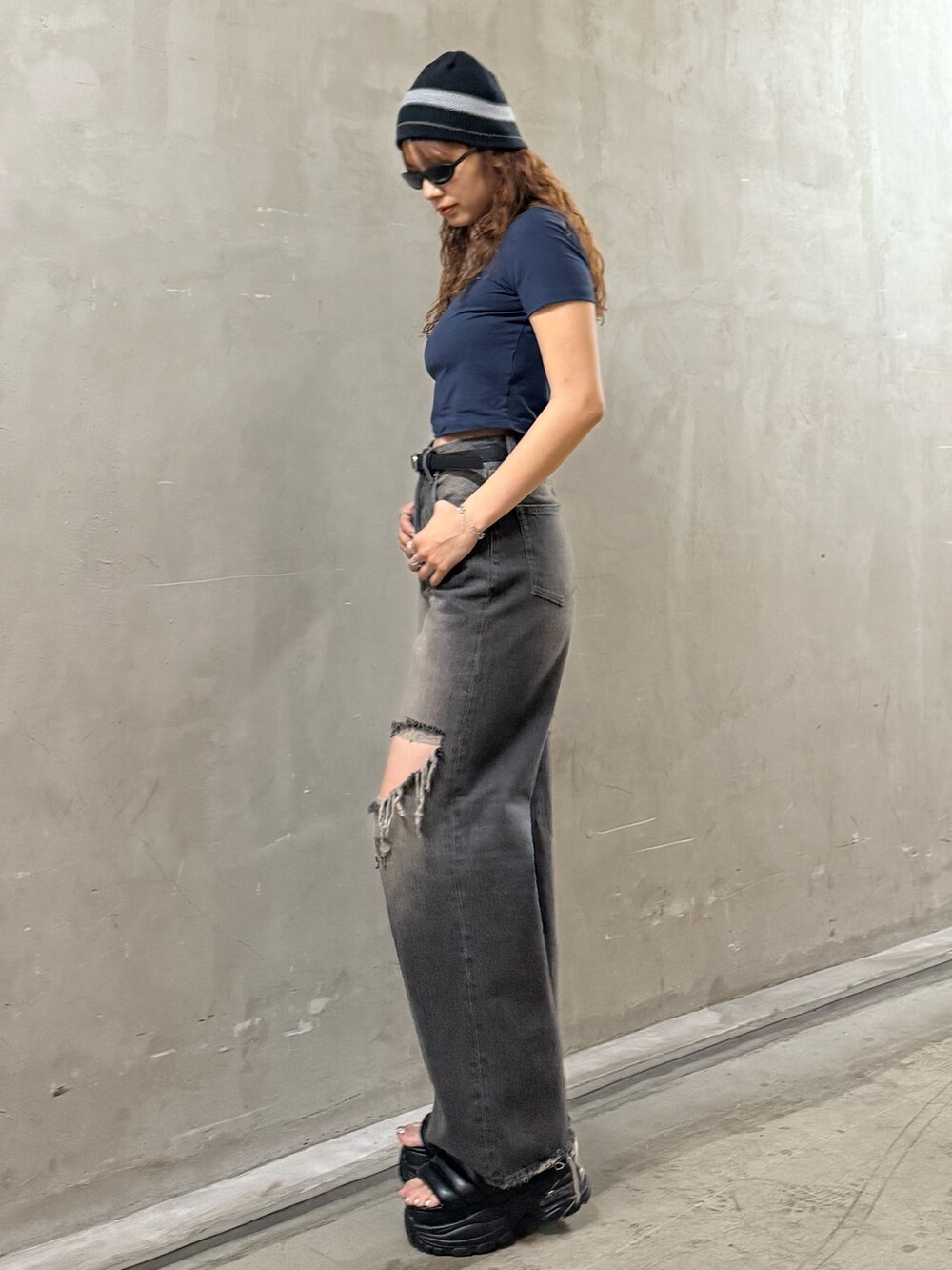 ブルー系のTシャツ/カットソー、ブラック系のデニムパンツ、ブラック系のサンダルを着用したレディースの夏コーディネートの2枚目の写真